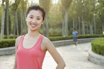 年轻的女人锻炼服装公园北京中国