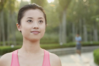 年轻的女人锻炼服装公园北京中国