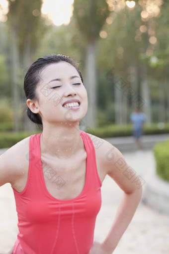 年轻的女人锻炼公园北京中国