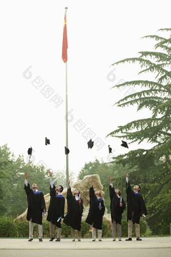 年轻的集团大学毕业生扔一张张阴沉空气垂直