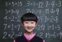 肖像女学生前面黑板上数学方程