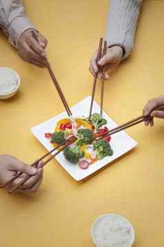 关闭人持有筷子分享菜