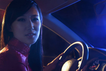 肖像年轻的美丽的女人传统的服装<strong>开车晚上</strong>北京
