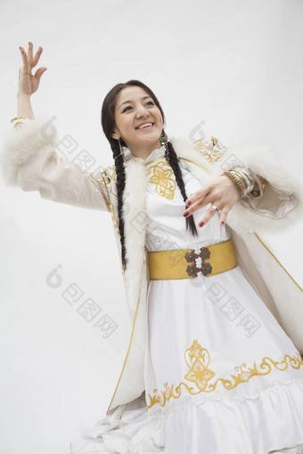 肖像年轻的跳舞女人辫子传统的服装哈萨克斯坦工作室拍摄