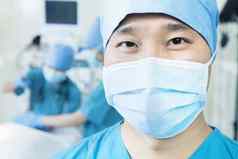 肖像外科医生穿外科手术面具操作房间特写镜头