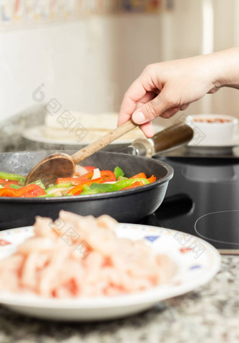 特写镜头女烹饪蔬菜鸡锅