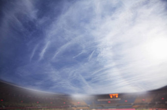 数字合成的足球场蓝色的天空