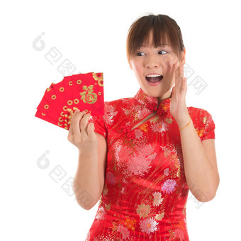惊喜中国人<strong>旗袍</strong>女孩持有红色的包