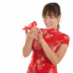 中国人旗袍女孩窥视红色的包