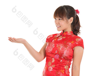 中国人<strong>旗袍</strong>女孩显示空棕榈