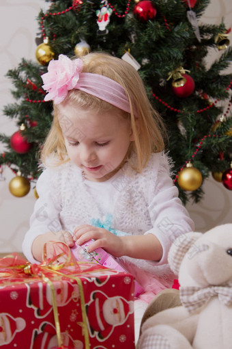 女孩粉红色的圣诞节树持有<strong>礼品</strong>盒