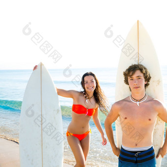冲浪者男孩青少年女孩冲浪板海滩