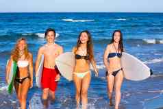 男孩女孩青少年冲浪者未来海滩
