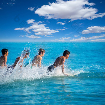 男孩冲浪者冲浪运行跳冲浪板