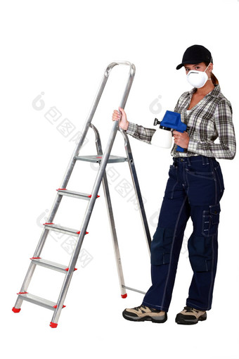 女人站在梯持有<strong>喷</strong>雾油漆