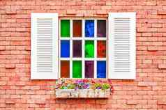 色彩斑斓的窗口砖墙