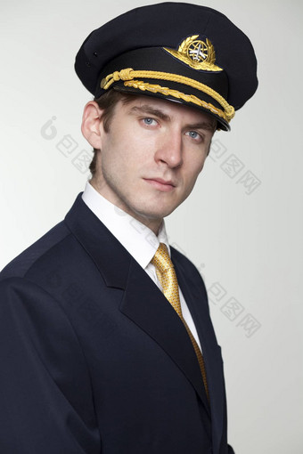年轻的男人。形式乘客飞机飞行员