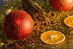红色的圣诞节球肉桂橙色珠子