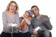 家庭玩视频游戏