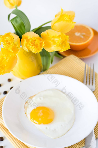 炒<strong>鸡蛋橙子</strong>早餐黄色的壶黄色的郁金香