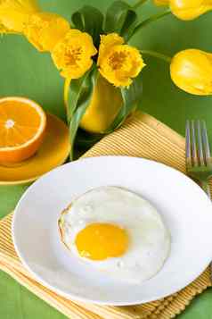 炒鸡蛋橙子早餐黄色的壶黄色的郁金香