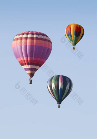 热空气气球浮动蓝色的天空