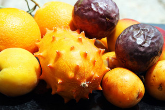 异国情调的水果橙色kiwano枇杷桃子西番莲之果实