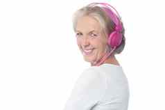 岁的女人享受今天的音乐