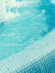 片段游泳池蓝色的水