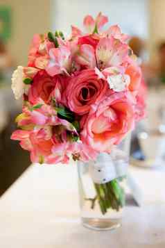 粉红色的红色的花束花瓶