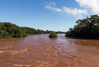 河领先的Iguassu瀑布