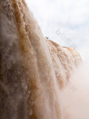 河领先的Iguassu瀑布