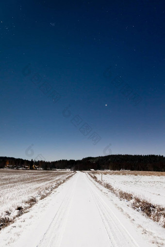 长雪路清晰的布满星星的天空月亮光