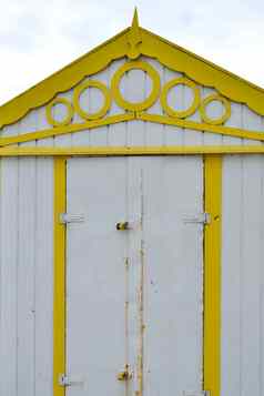 黄色的白色海滩小屋前面