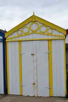 黄色的白色海滩小屋