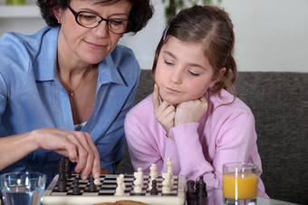 女孩祖母玩国际象棋