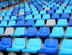 蓝色的塑料体育场座位混凝土步骤