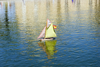 传统的小木航行船池塘公园花园