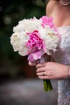 美丽的白色粉红色的花束举行婚礼