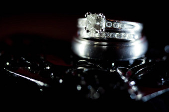 钻石婚礼环黑色的变形背景