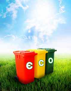生态措辞色彩斑斓的回收垃圾箱