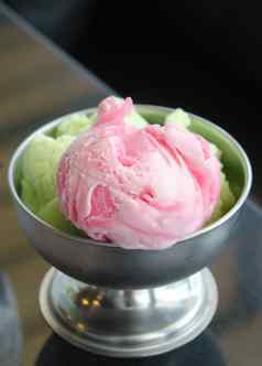 粉红色的绿色冰奶油