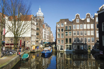 蓝色的船通道阿姆斯特丹典型的阿姆斯特丹architectur