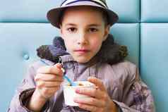 可爱的十几岁的男孩吃冰奶油巧克力一流的