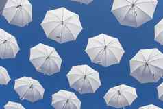 白色雨伞蓝色的天空