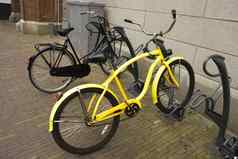 黄色的自行车平轮胎停自行车停车