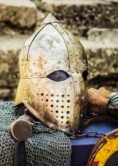 保护头盔遮阳板中世纪的骑士