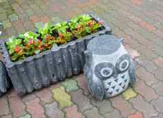 岩石猫头鹰雕像花
