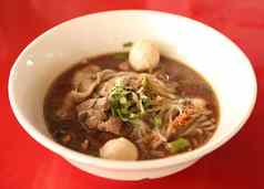 泰国风格牛肉面条汤