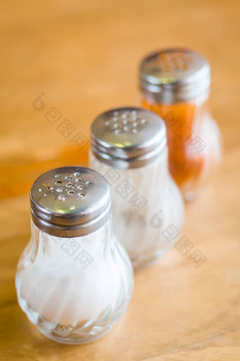 盐胡椒瓶玻璃瓶木表格